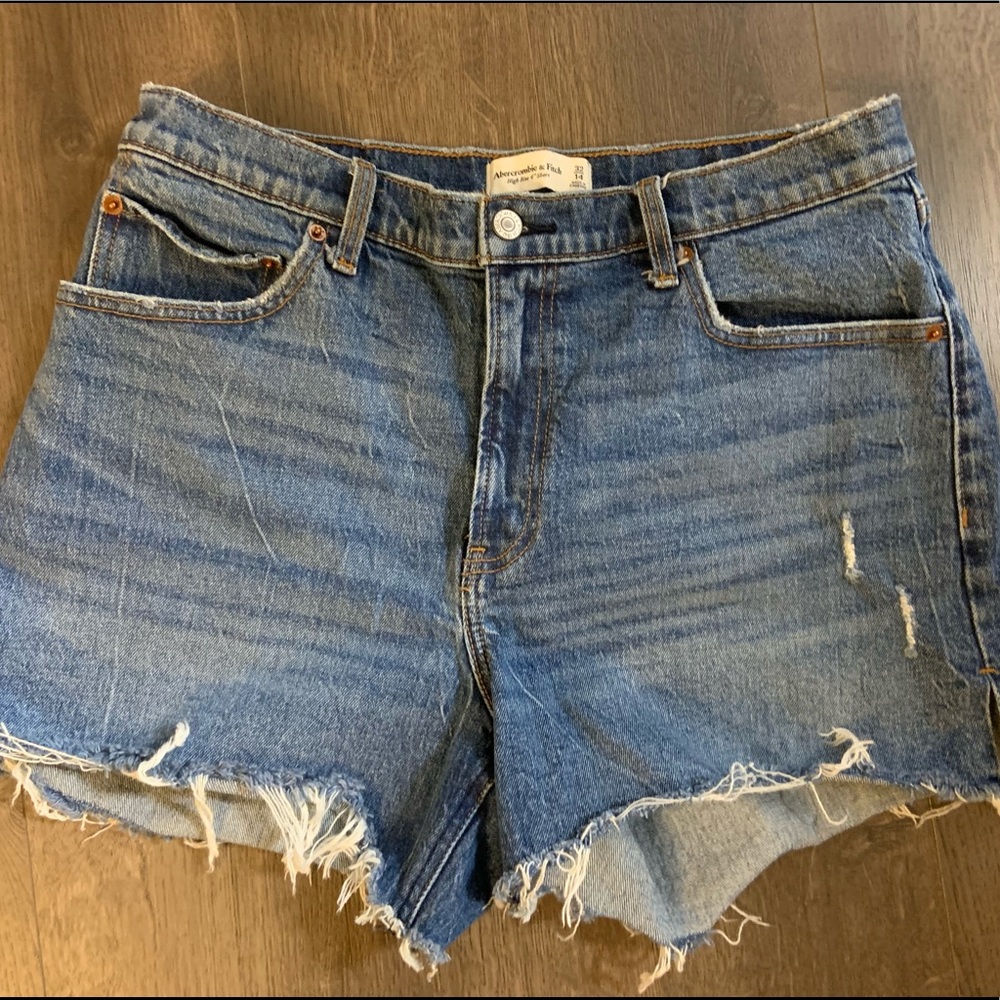 Abercrombie 4 inch high rise shorts. Size 32
